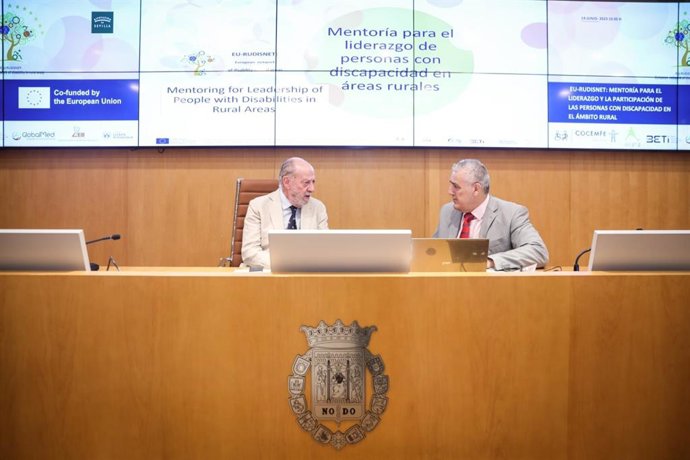 El presidente de la Diputación y su homólogo en Cocemfe, en unas jornadas de mentoría celebrada en la sede del organismo provincial.