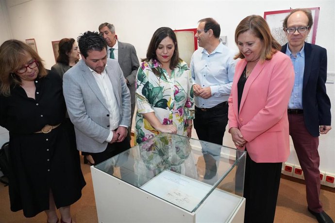 La consejera de Educación, Cultura y Deportes de C-LM, Rosa Ana Rodríguez, observando el documento inédito sobre la creación del primer instituto de Enseñanza Media de Ciudad Real