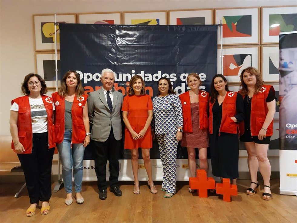 La consejera de Empleo, Empresa y Trabajo Autónomo, Rocío Blanco, asiste a las jornadas 'Oportunidades que cambian vidas. Nuevos retos' de Cruz Roja.