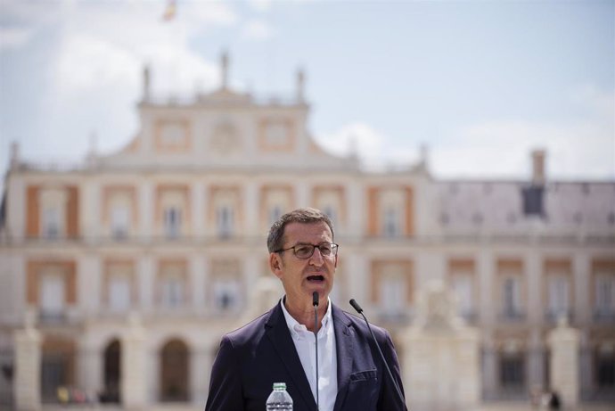El presidente del PP, Alberto Núñez Feijóo, presenta a los cabezas de lista al Congreso de los Diputados con los que concurrirá el 23J, frente al Palacio Real de Aranjuez, a 13 de junio de 2023, en Aranjuez, Madrid (España). Durante el acto, Feijóo ha p