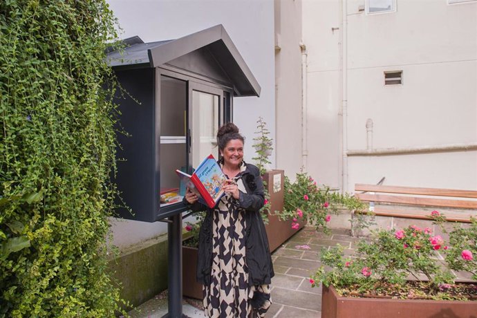 Comienza en el 'Rincón de las Artes' el proyecto de dinamización lectora 'Bibliotecas de calle' de Torrelavega