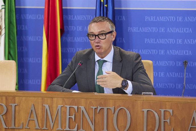 El portavoz del Grupo Parlamentario Vox, Manuel Gavira, durante la ronda de ruedas de prensa de portavoces de los grupos parlamentarios en el Parlamento de Andalucía, a 14 de junio de 2023 en Sevilla (Andalucía, España). Los portavoces de los grupos par