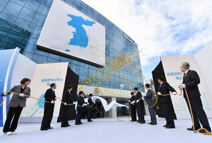 Archivo - Funcionarios de Corea del Sur y Corea del Norte durante la inauguración en 2018 de la oficina de enlace en la ciudad de Kaesong, situada en la frontera común
