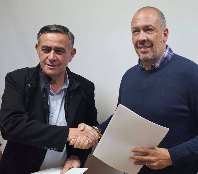 Antonio Pardo (izda) y Miguel Ángel Andrés firman el acuerdo.