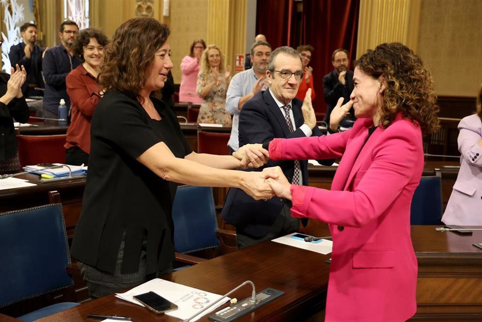 Archivo - La presidenta del Govern de Illes Balears, Francina Armengol (i), se abraza a la consellera de Hacienda y Relaciones Exteriores, Rosario Sánchez.