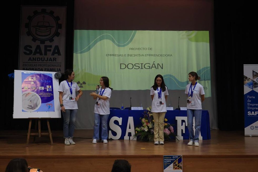 Equipo de Dosigan, tercer premio de la Feria de Emprendimiento organizada por Fundación SAFA.
