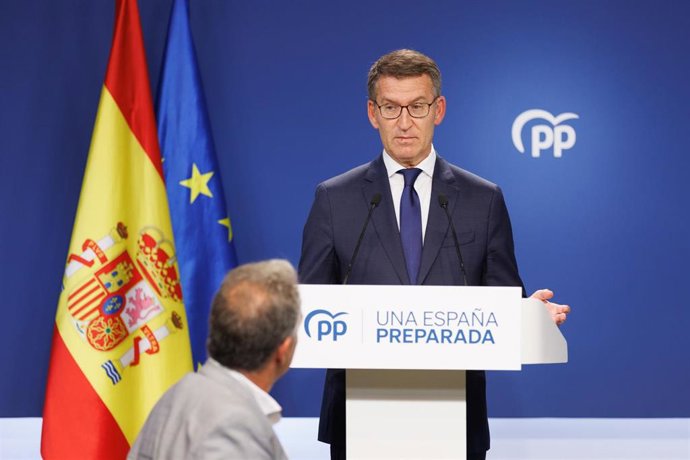 El presidente del PP, Alberto Núñez Feijóo, durante una rueda de prensa en la sede nacional del Partido Popular.