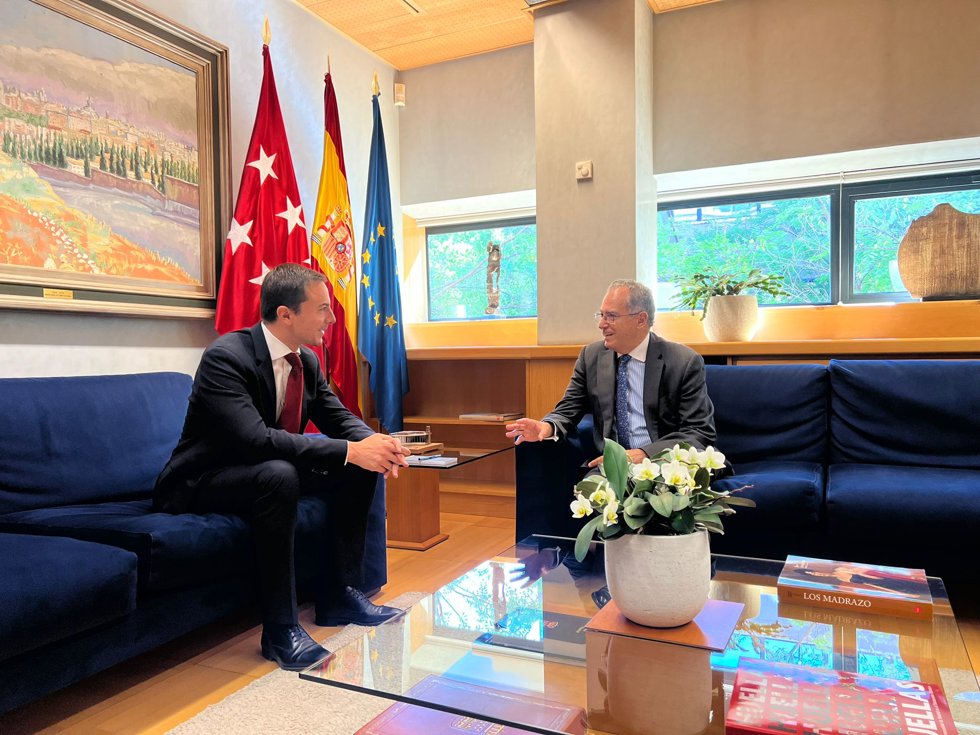 Juan Lobato con Enrique Ossorio, presidente de la Asamblea de Madrid