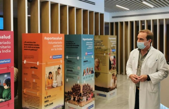 La muestra 'Aporta Salud' del voluntariado sanitario de la Fundación Vicente Ferrer en el vestíbulo principal del Valme.