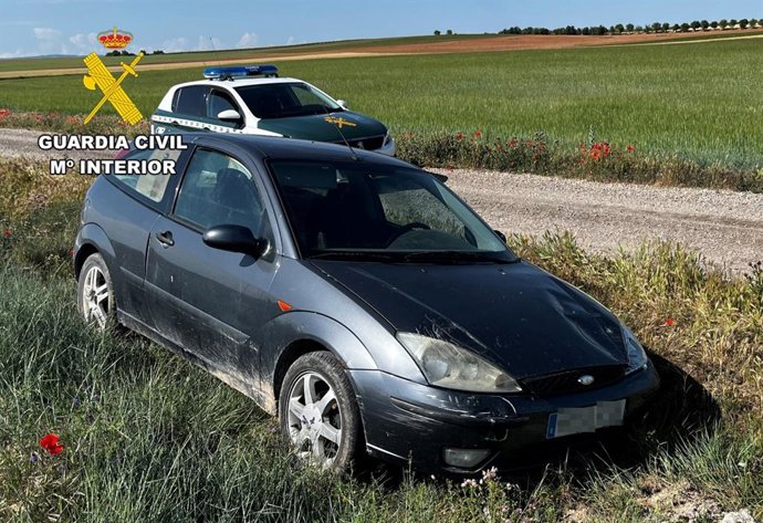Se da a la fuga en un control y luego denuncia a su compañero de piso por el hurto del coche y daños .