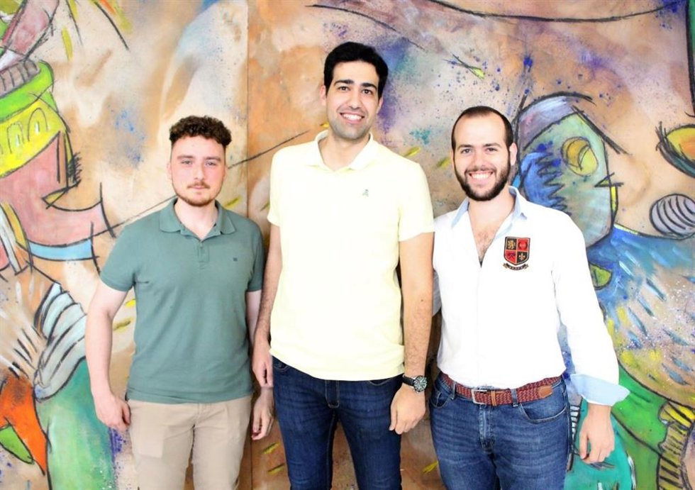 Tres estudiantes de la Escuela Técnica Superior de Ingeniería (ETSI) de la Universidad de Sevilla (US) que irán a la final de la Rohde & Schwarz Engineering Competition 2023 en Munich.
