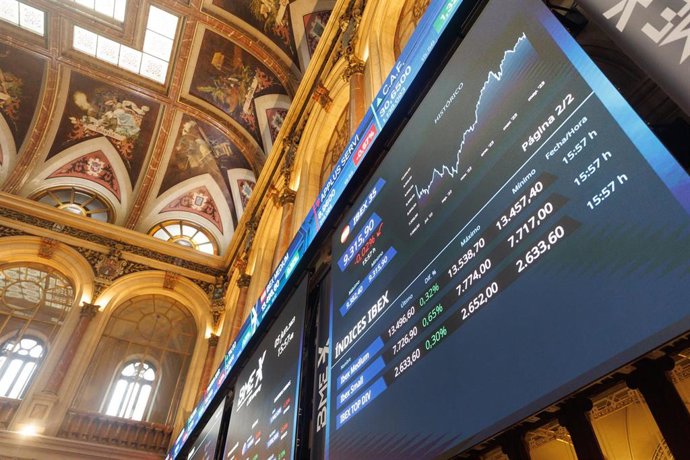 Dos paneles del Ibex en el Palacio de la Bolsa, a 5 de junio de 2023, en Madrid (España). 