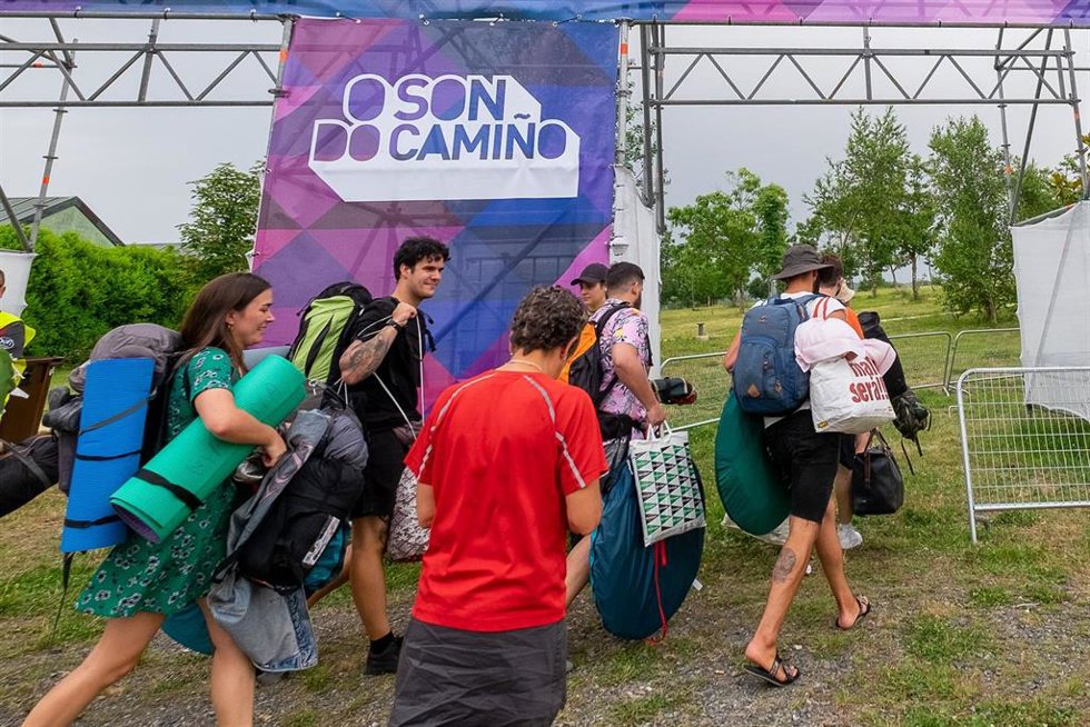 Archivo - Un grupo de personas a su llegada a la zona de acampada en el festival Oson de Camiño, en el Monte do Gozo, a 15 de junio de 2022, en Santiago de Compostela