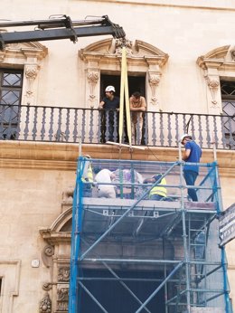 El Ayuntamiento de Palma coloca el escudo de la ciudad restaurado en la fachada de Cort