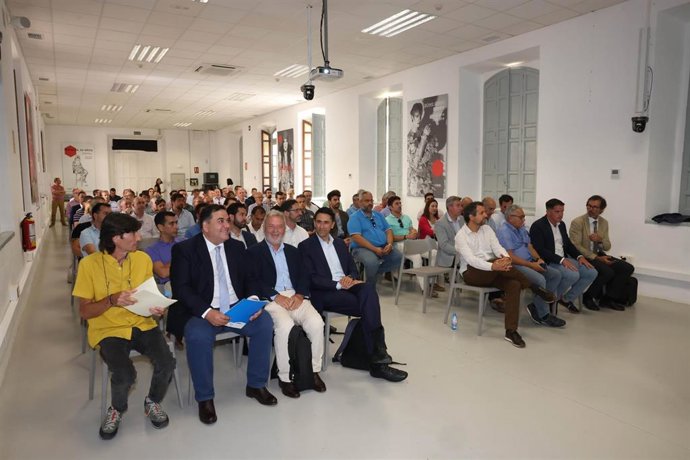 Un centenar de personas asisten a este encuentro, en el que ha participado el diputado de Fomento de Infraestructuras en funciones, Javier Quero.