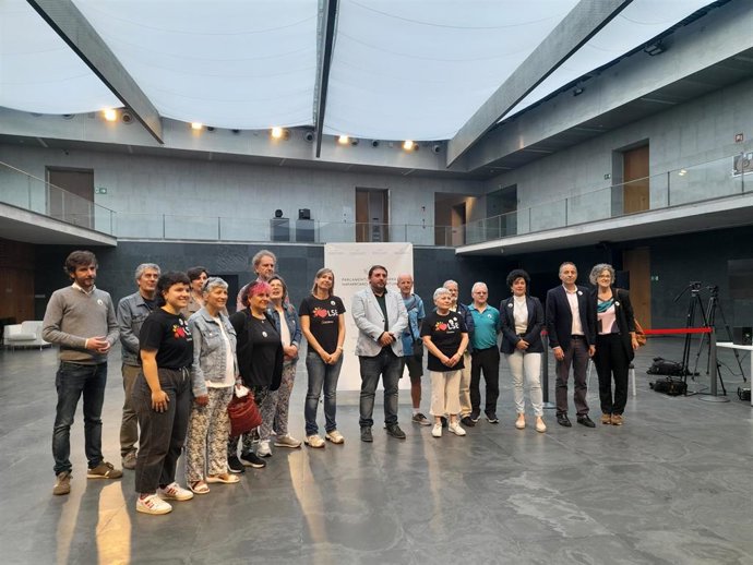 El presidente del Parlamento de Navarra, Unai Hualde, junto a la secretaria de ASORNA, Francisca Pulgarín, y el resto de participantes en el acto celebrado con motivo del Día Nacional de las Lenguas de Signos