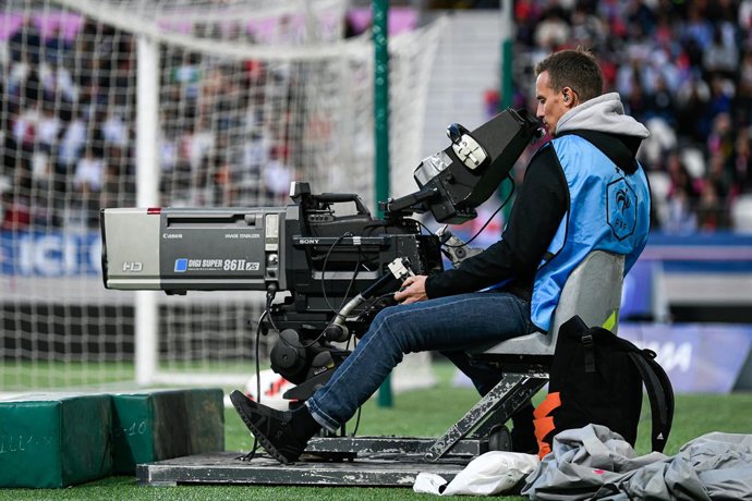 Archivo - Illustration picture shows a man (cameraman, camera operator) filming for TV with a television camera of PSG during the Women's French championship, D1 Arkema football match between Paris Saint-Germain (PSG) and Olympique Lyonnais (Lyon, OL) o