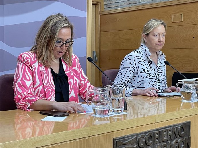 Mayte Pérez, junto a Marta Gastón en el Consejo de Gobierno de este marrtes