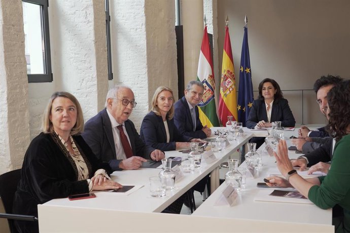 Archivo - Reunión del Consejo de Gobierno que de manera extraordinaria se celebró en el IES Sagasta