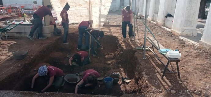 Trabajos de exhumación en un cementerio