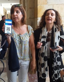 Dos funcionarias de Justicia, Charo Pérez y Julia Paniagua, muestran la acreditación para el DataForum: Justicia 2030, en Laboral Ciudad de la Cultura, en Gijón, al que se les negó la entrada.