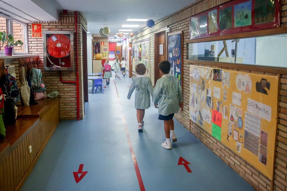 Archivo - Niños caminan por el hall del colegio Virgen de Europa durante el primer día de clase del curso 2021-22, a 6 de septiembre de 2021, en Boadilla del Monte, Madrid (España). El tercer curso escolar en un contexto de pandemia arranca esta semana