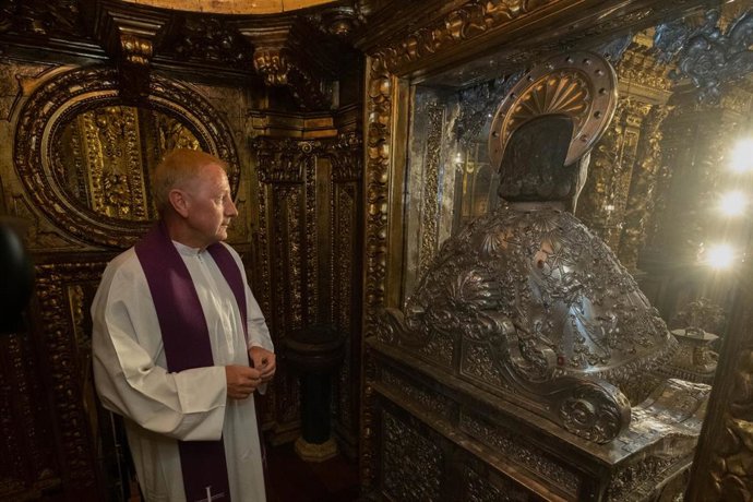 Un sacerdote alemán se convierte en el primero en dar un abrazo al Apóstol tras la reapertura del camarín.