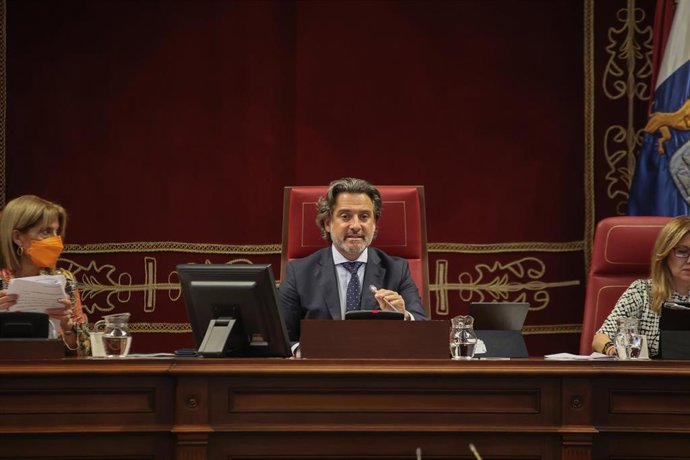Archivo - El presidente del Parlamento de Canarias, Gustavo Matos