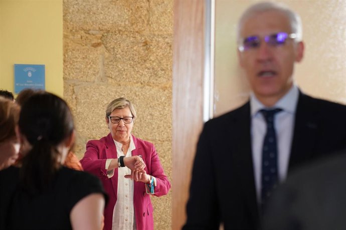 La conselleira de Mar, Rosa Quintana,  mira el reloj durante su última sesión de control de la cámara gallega, a 14 de junio de 2023, en Santiago de Compostela, A Coruña, Galicia (España). Rosa Quintana, y Francisco Conde, dejan hoy sus cargo como conse