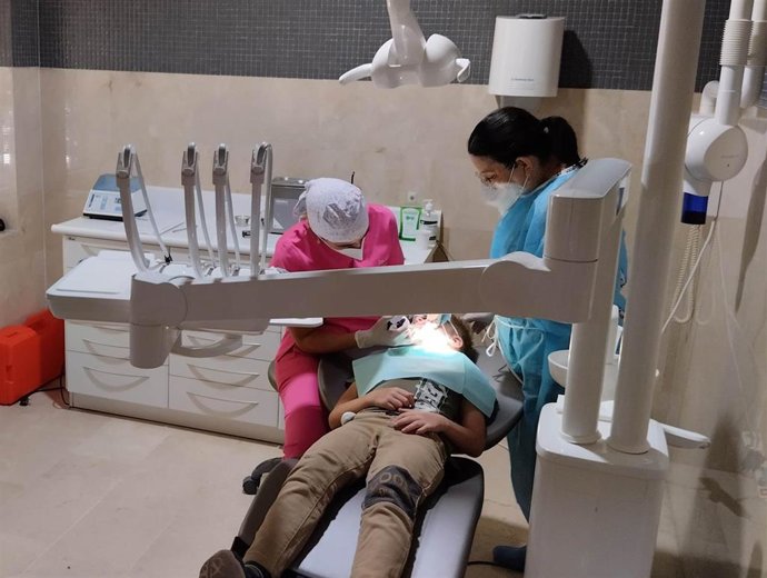 Dentistas sevillanos revisan la salud bucodental de niños ucranianos.