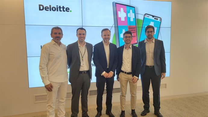 Evento Appcelerate y Deloitte sobre la campaña de marketing. De izquierda a derecha, Adrián Reyes (Appcelerate), Yon Vidaurreta (Deloitte), Álvaro de  Gracia (Appcelerate), Davide Fabrizio (Deloitte) y Carlos Real (Deloitte).