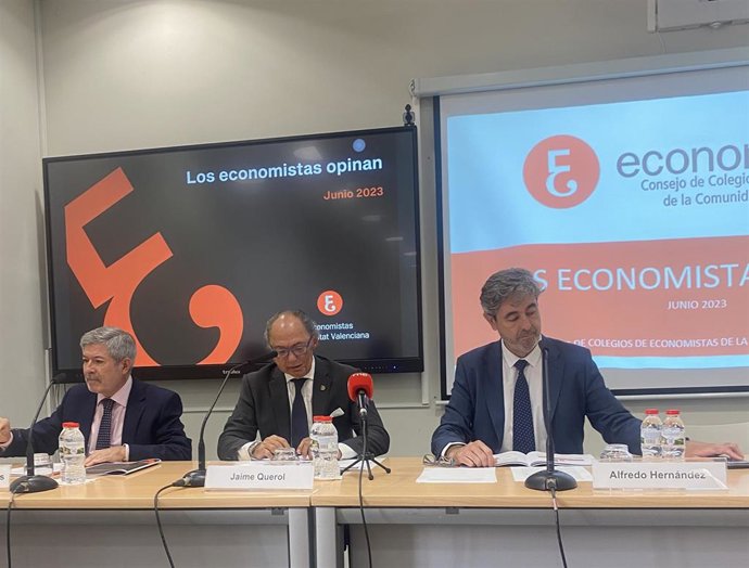 Presentación de 'Los economistas opinan', con el presidente del Consejo General de Economistas (CGECV) y decano del Colegio de Castellón, Jaime Querol; el vicepresidente del CGE-CV, Francisco Menargues, y el secretario del CGE-CV, Francisco Menargues