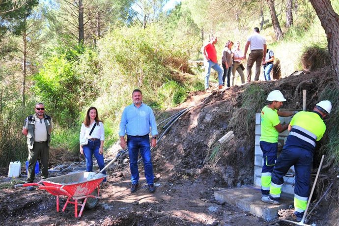 El delegado de Sostenibilidad, Medio Ambiente y Economía Azul de la Junta en Granada, Manuel Francisco García, en las obras de la Zona de Acampada Controlada El Bacal