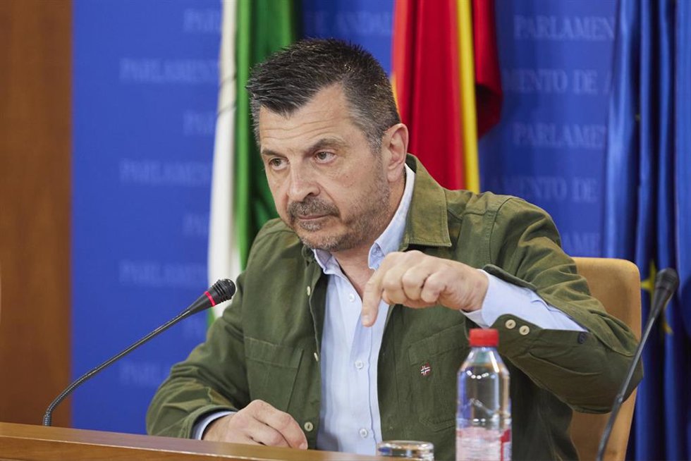 El portavoz del Grupo Parlamentario Popular, Toni Martín, durante la ronda de ruedas de prensa de portavoces de los grupos parlamentarios en el Parlamento de Andalucía, a 14 de junio de 2023 en Sevilla (Andalucía, España). Los portavoces de los grupos p