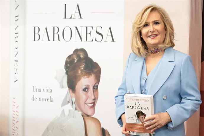 La periodista y presentadora Nieves Herrero posan durante la presentación de su libro La Baronesa, en el Círculo de Bellas Artes