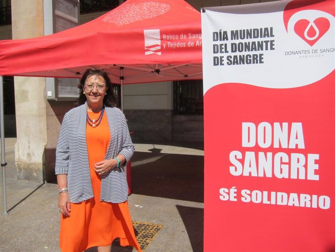 La gerente del Banco de Sangre y Tejidos de Aragón, Carmen Garcés, en la mesa instalada junto a la plaza de España de Zaragoza.