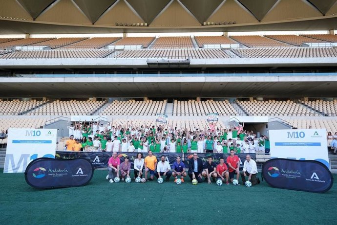 Arturo Bernal, junto a escolares y deportistas que forman parte del programa 'Mentor 10', en un acto celebrado en el Estadio de La Cartuja.
