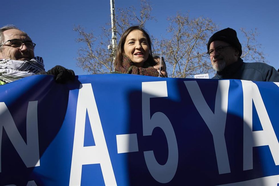 Archivo - La candidata a la alcaldía madrileña, Reyes Maroto, atiende a los medios en una manifestación convocada para protestar por los perjuicios de la autovía A-5 al paso por el distrito de Latina 