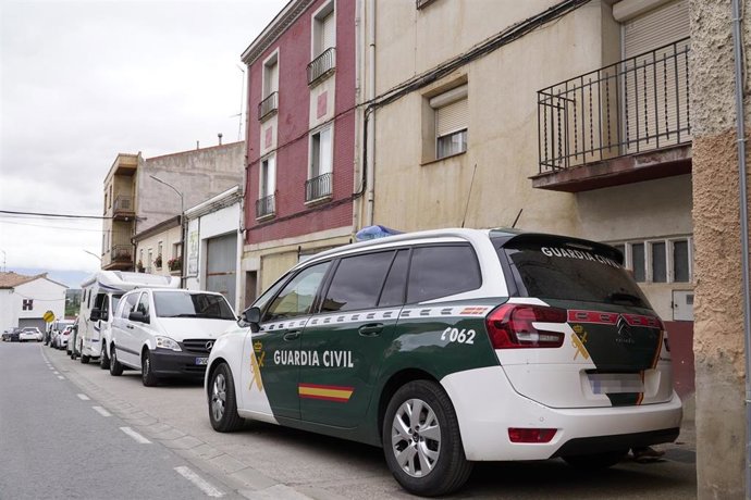Archivo - Un vehículo de la Guardia Civil en las inmediaciones del dispositivo puesto en marcha para buscar a un joven desaparecido en julio de 2021, a 24 de mayo de 2022, en Entrena, La Rioja, Logroño (España).