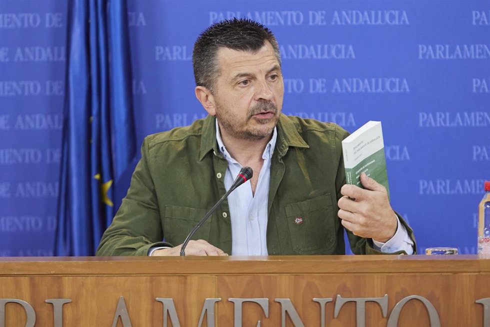 El portavoz del Grupo Parlamentario Popular, Toni Martín, durante la ronda de ruedas de prensa de portavoces de los grupos parlamentarios en el Parlamento de Andalucía, a 14 de junio de 2023 en Sevilla (Andalucía, España). Los portavoces de los grupos p