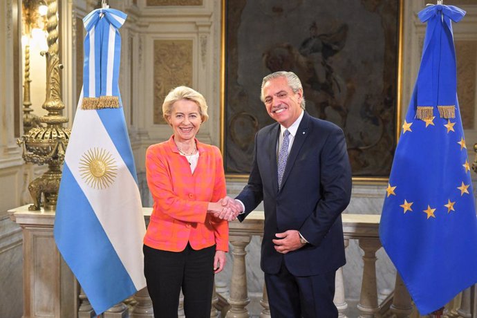 13 June 2023, Argentina, Buenos Aires: Ursula von der Leyen, President of the European Commission, shakes hands with Argentina's President Alberto Fernandez during their meeting in Buenos Aires. Photo: Dati Bendo/EU Commission /dpa - ATTENTION: editoria