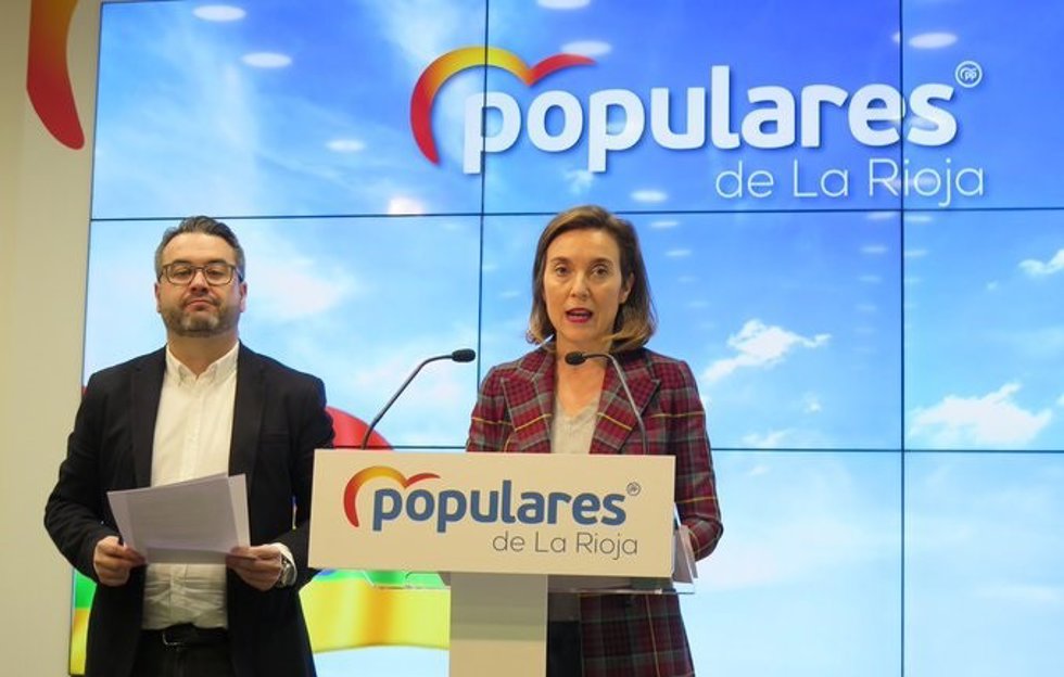 Archivo - Los diputados nacionales Cuca Gamarra y Javier Merino en una comparecencia de prensa