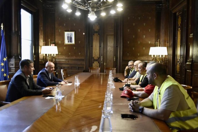 El delegado del Gobierno en Catalunya, Carlos Prieto y el portavoz de Élite Taxi, Tito Álvarez durante una reunión tras la marcha lenta convocada por Élite Taxi hasta la Delegación del Gobierno contra la liberalización de los VTC