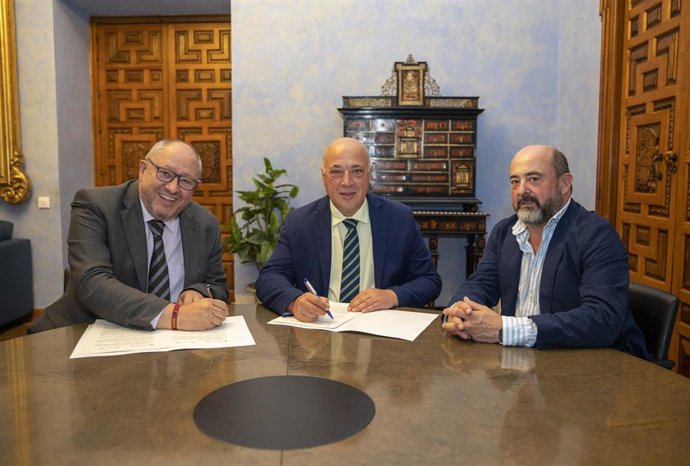 El presidente en funciones de la Diputación de Córdoba, Antonio Ruiz (centro), en la firma con el rector de la Universidad de Córdoba, Manuel Torralbo (izda.).