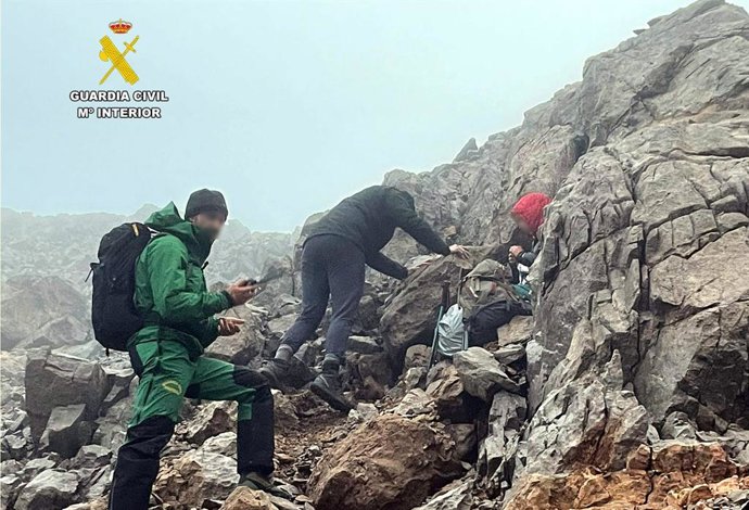 Rescatados dos senderistas desorientados y con hipotermia en el Macizo Central de Picos de Europa
