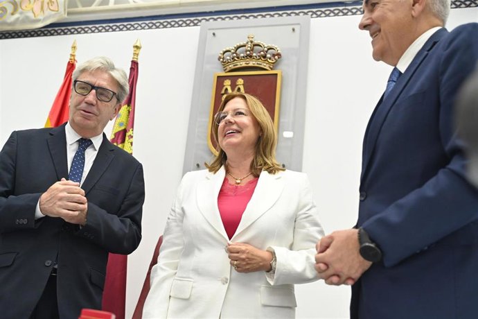 La nueva presidenta de la Asamblea Regional, Visitación Martínez, junto a Miguel Ángel Miralles (PP), a la izquierda, y Alfonso Martínez Baños (PSOE), a la derecha, ambos designados vicepresidentes primero y segundo, respectivamente, de la Mesa