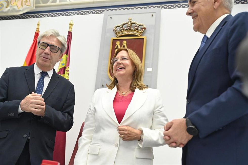 La nueva presidenta de la Asamblea Regional, Visitación Martínez, junto a Miguel Ángel Miralles (PP), a la izquierda, y Alfonso Martínez Baños (PSOE), a la derecha, ambos designados vicepresidentes primero y segundo, respectivamente, de la Mesa