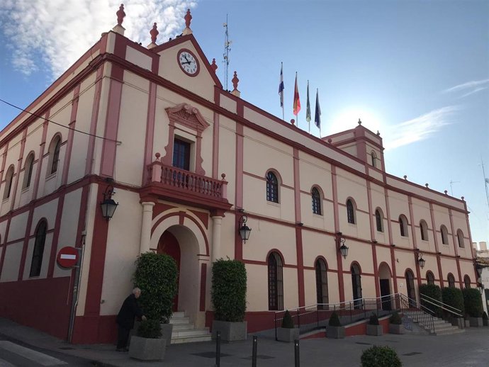 Archivo - Fachada exterior del Ayuntamiento de Alcalá de Guadaíra (Sevilla).