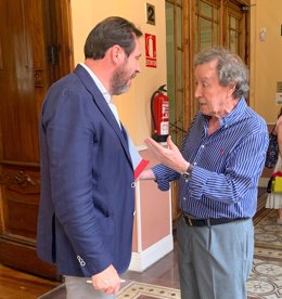 El alcalde de Valladolid en funciones, Óscar Puente (izda), dialoga con el concejal del PP José Antonio de Santiago-Juárez después del último Pleno del actual mandato.
