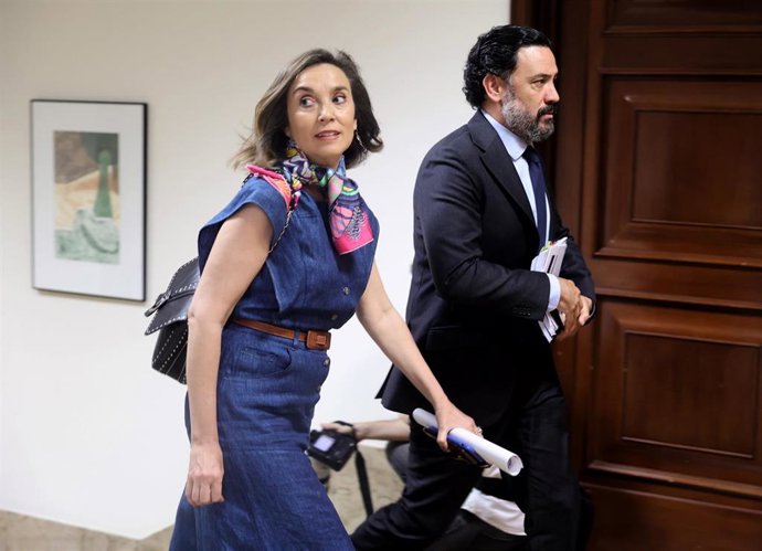 Archivo - La secretaria General del Partido Popular y portavoz del partido, Cuca Gamarra, y el diputado del Partido Popular en el Congreso de los Diputados, Guillermo Mariscal, a su llegada a una Junta de Portavoces en el Congreso de los Diputados, a 10